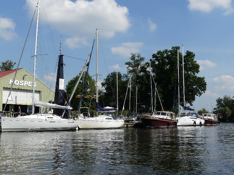 Segelboot im Hafen